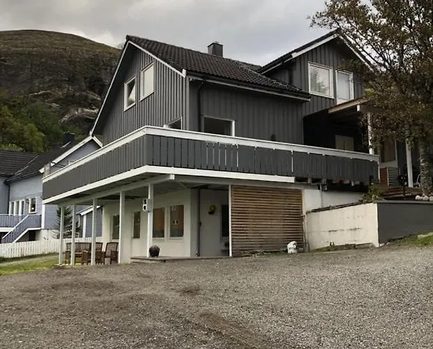 Апартаменты Cozy House Centrally Located And Close To Hiking Areas And Будё